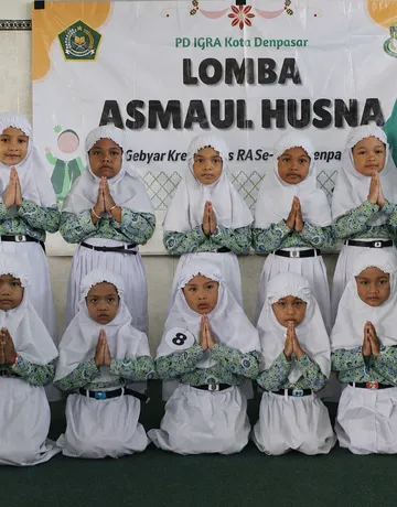 Anak bermain bola